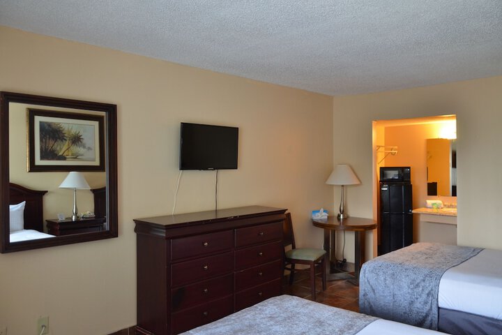 2 Double Beds Pool View (2 of 8)