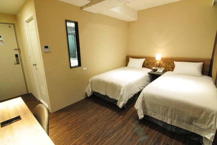 Room 26 of 77