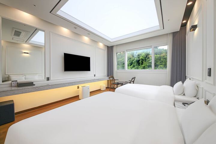 Room 40 of 77