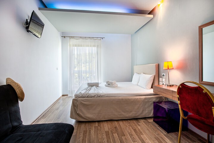 Room 10 of 99