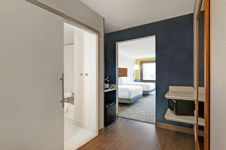 2 Queen Beds (3 of 11)