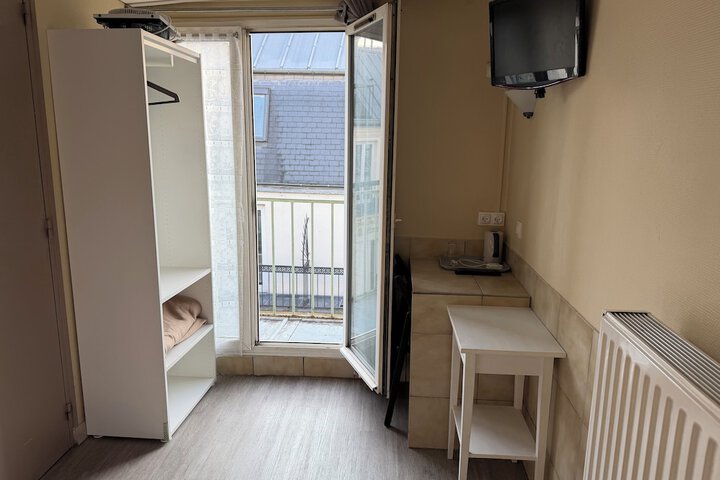 Room 15 of 32