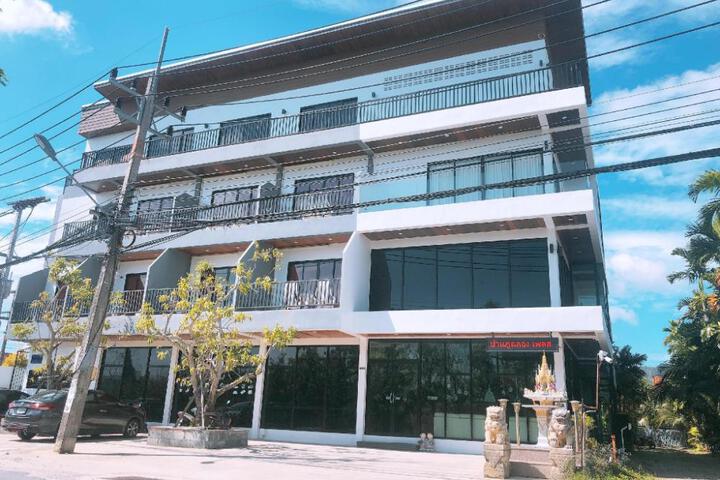 Baanphuchalong Place