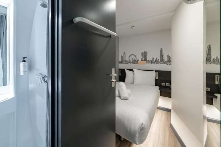 Room 33 of 59