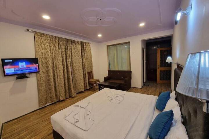 Room 4 of 6