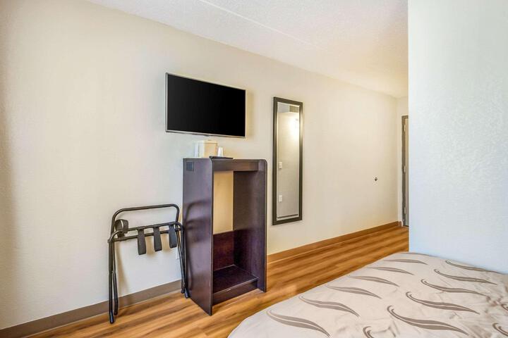 1 Queen Bed (3 of 10)