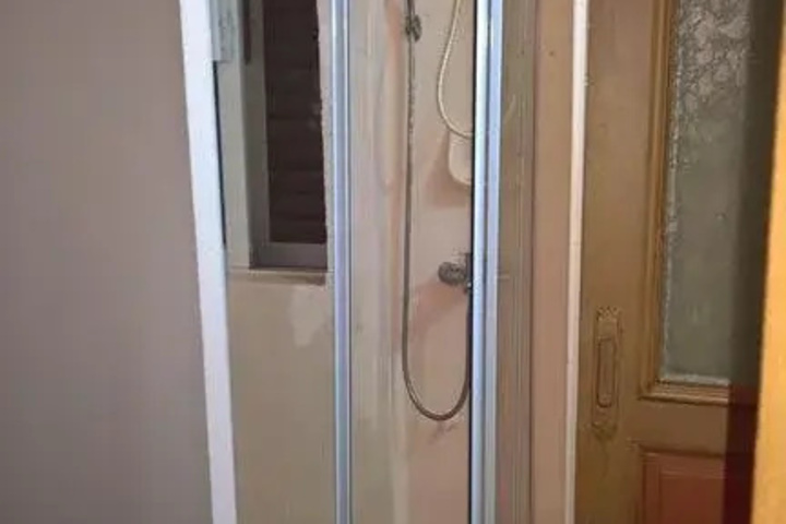 Room 5 of 12