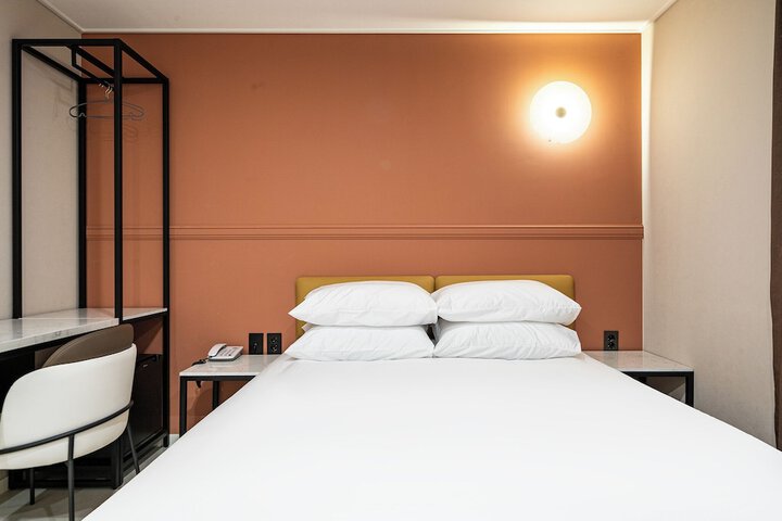 Room 12 of 27