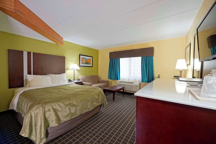 1 Queen Bed Accessible (4 of 5)