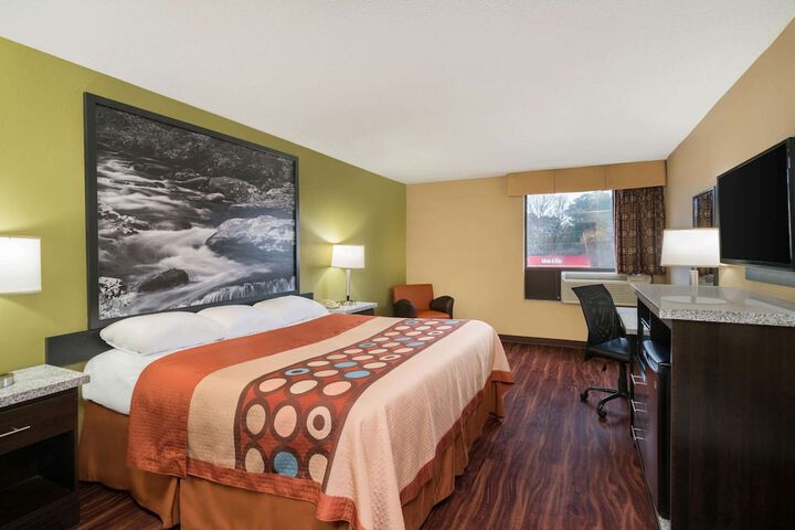 1 King Bed (2 of 6)