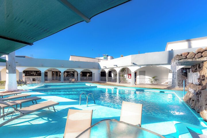 Pool 124 of 215
