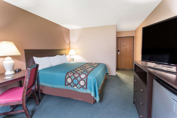 1 King Bed (10 of 11)