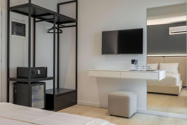 Room 6 of 100