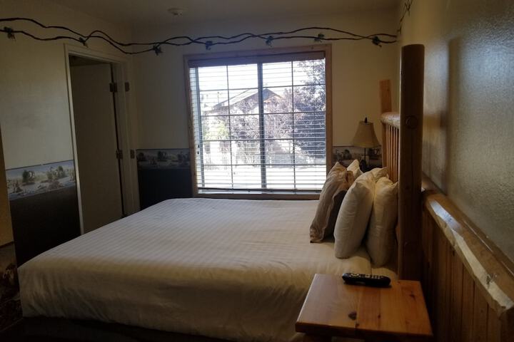 1 Queen Bed (31 of 36)