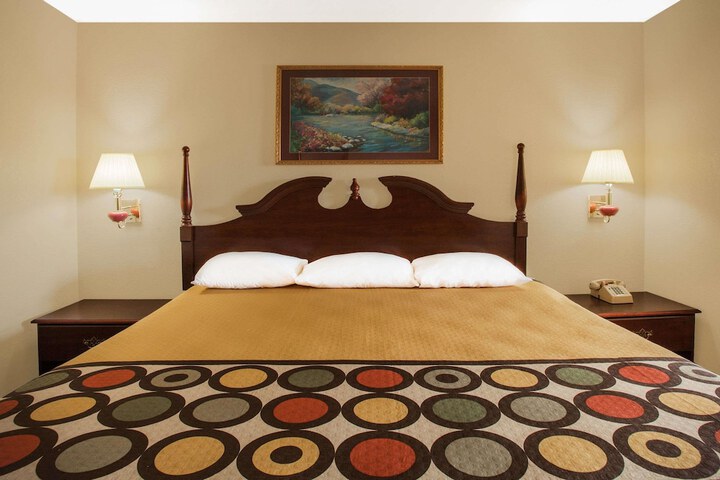 1 King Bed (4 of 11)