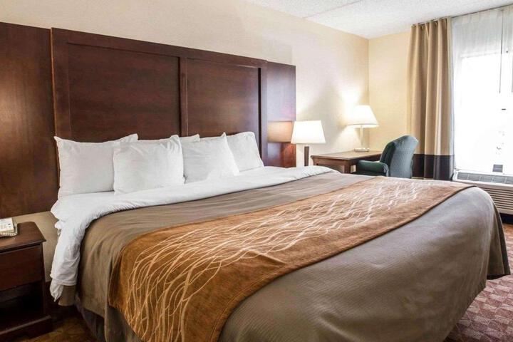1 King Bed (2 of 13)