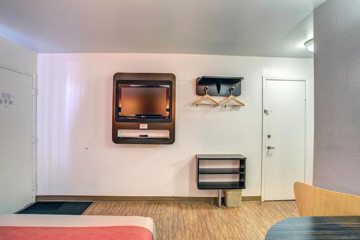 1 Queen Bed (5 of 10)