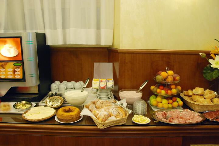 Dining 41 of 52
