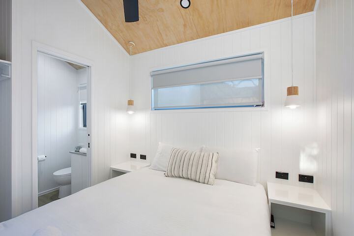 Room 3 of 108