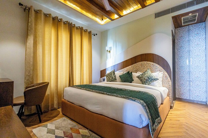 Room 4 of 25