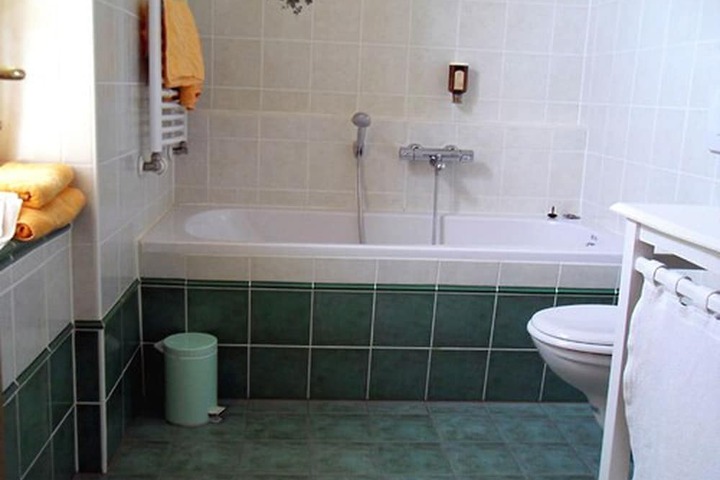 Deep soaking bathtub