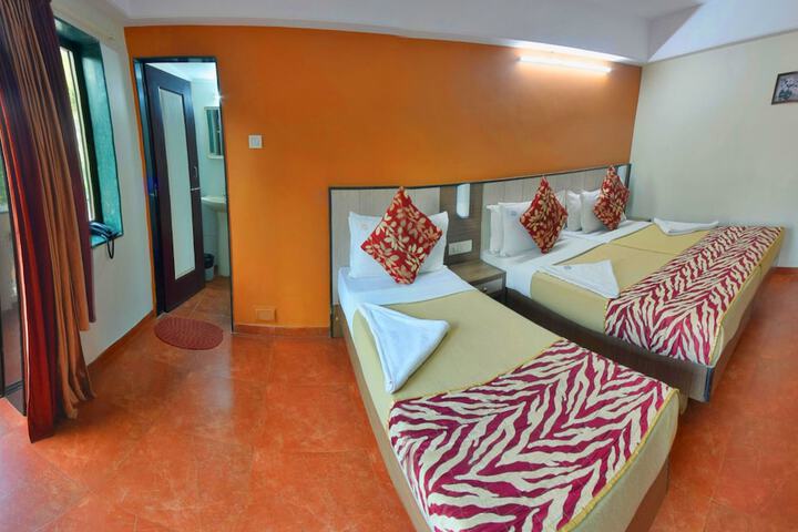 Room 4 of 28