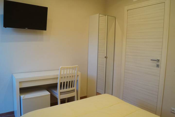 Room 3 of 32