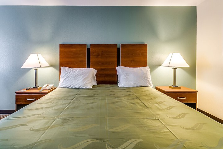 1 Queen Bed (2 of 5)