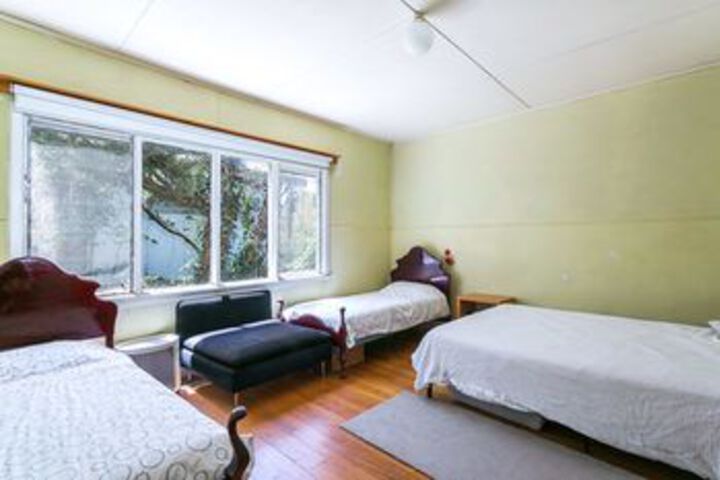 Room 5 of 9