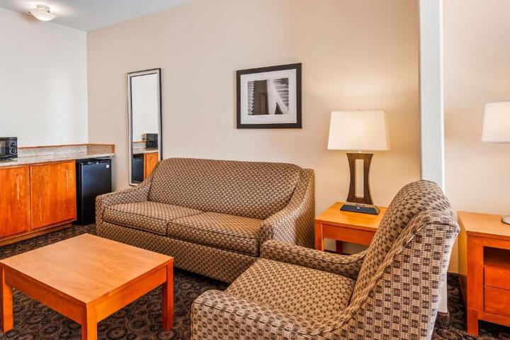 1 King Bed Microwave, Refrigerator WiFi Shower Only Full Breakfast (1 of 11)