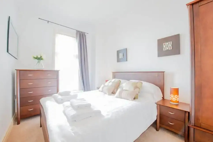 Room 3 of 8