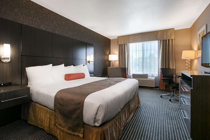 1 King Bed Microwave and Refrigerator WiFi Full Breakfast (4 of 15)
