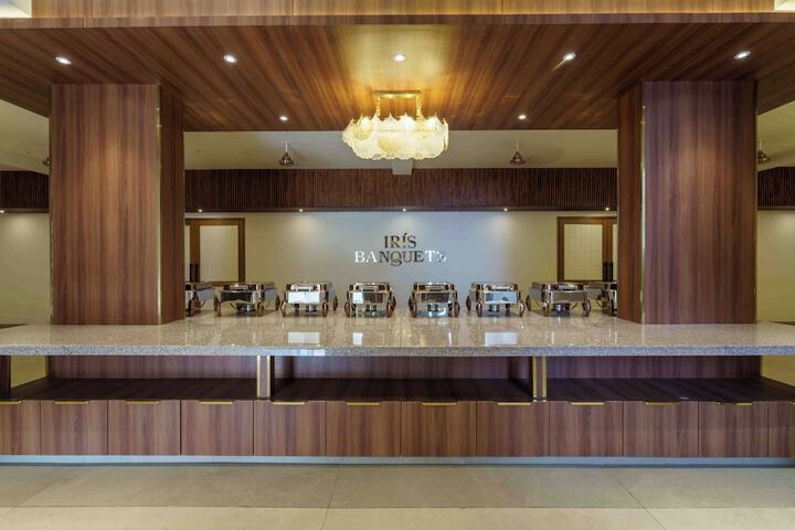 Ballroom/Hall 84 of 97