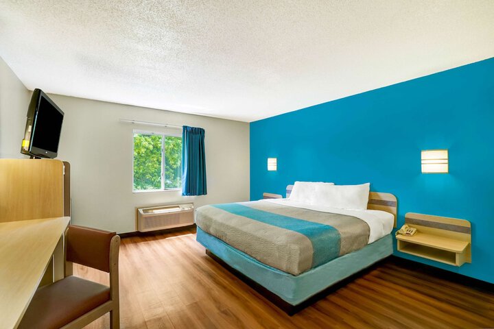 1 King Bed (5 of 10)