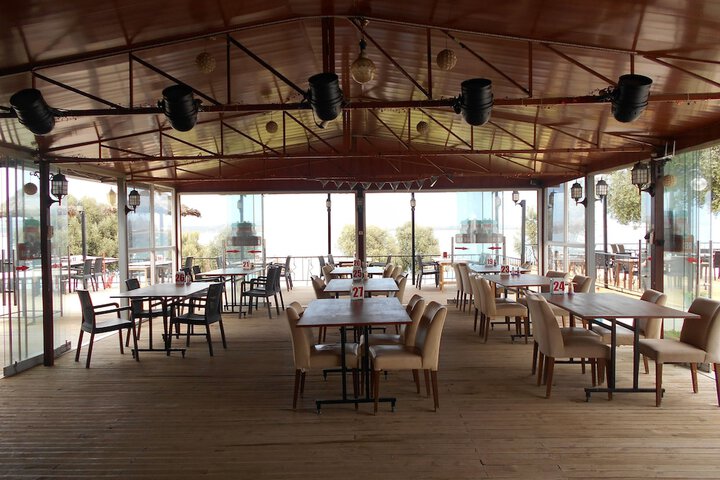 Dining 8 of 17