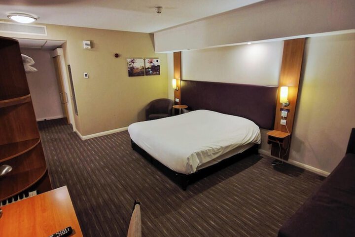 Room 11 of 16