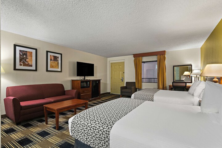 2 Queen Beds Microwave and Refrigerator WiFi Continental Breakfast (16 of 19)