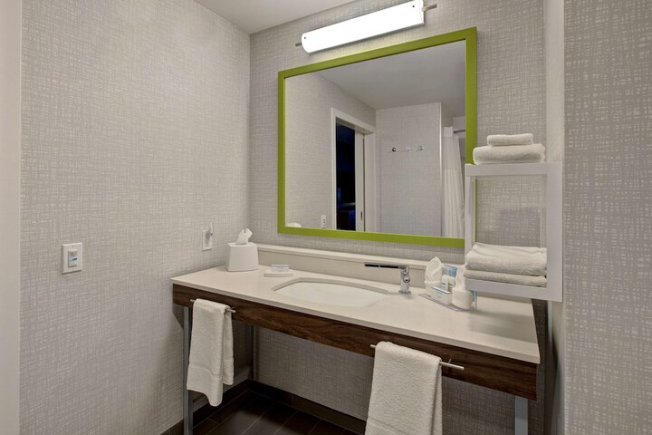 2 Queen Mobility Accessible with Tub (8 of 18)