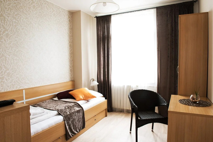 Room 6 of 12