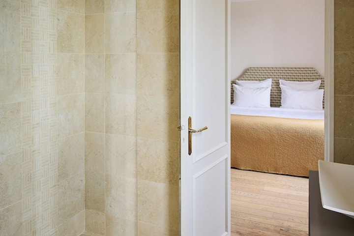 Room 32 of 85