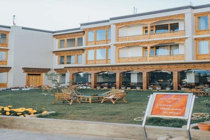 Hotel Exterior 76 of 78