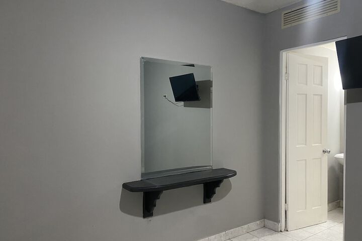 Room 8 of 12