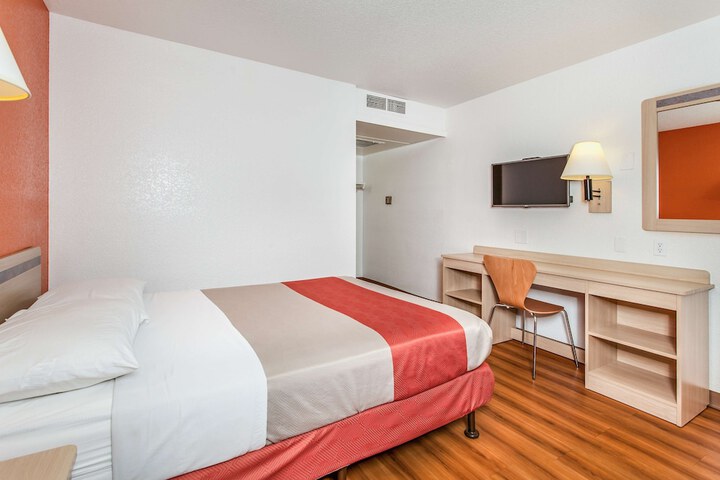 1 Queen Bed (10 of 11)