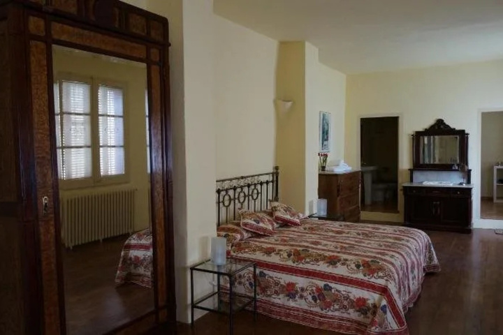 Room 2 of 18