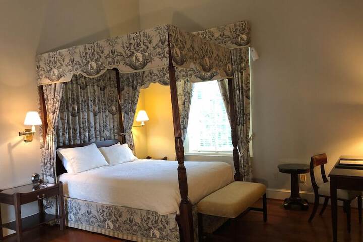 Deluxe Queen Bed (1 of 16)