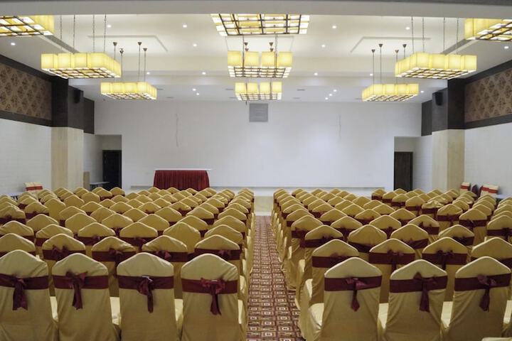 Ballroom/Hall 39 of 56