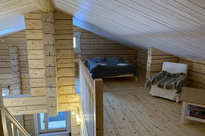 Room 8 of 90