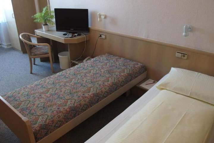 Room 8 of 12