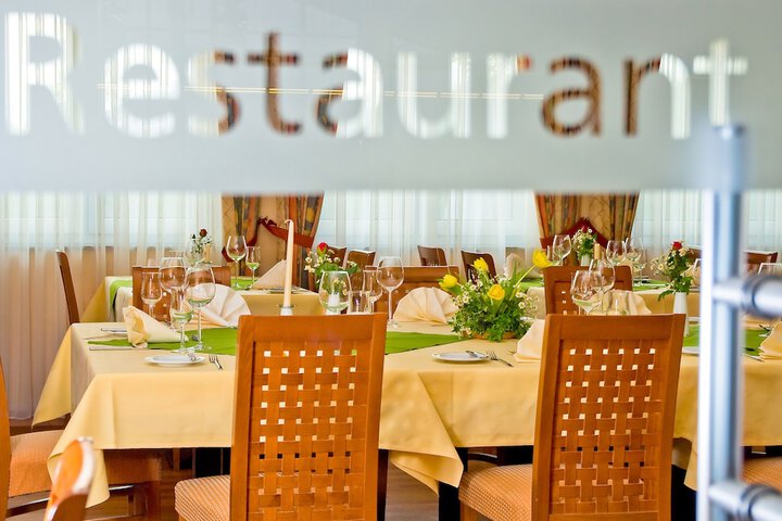 Dining 35 of 44