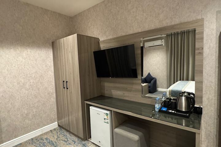 Room 7 of 32
